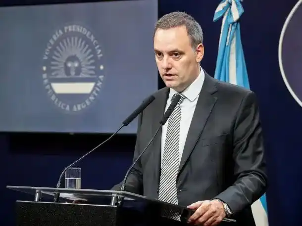 En plena disputa con la CGT, el Gobierno anunció la "libre elección de obras sociales"