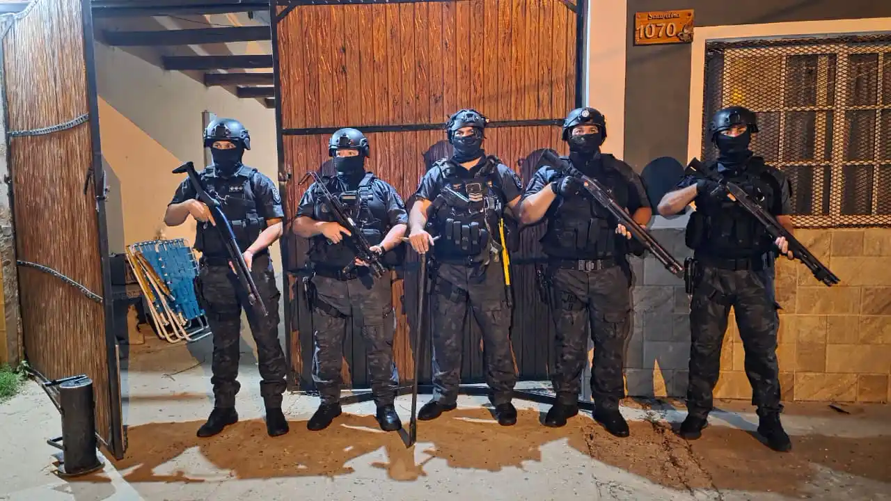 Megaoperativo antidrogas en barrio Martín Fierro: secuestran cocaína, marihuana y detienen a 16 personas