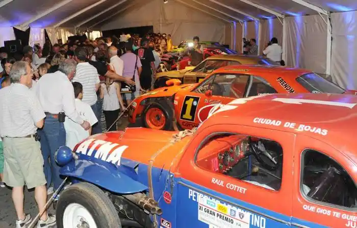 Fiesta Nacional del Automovilismo en Balcarce con Agapornis, Guasones, Estelares y Pennisi 