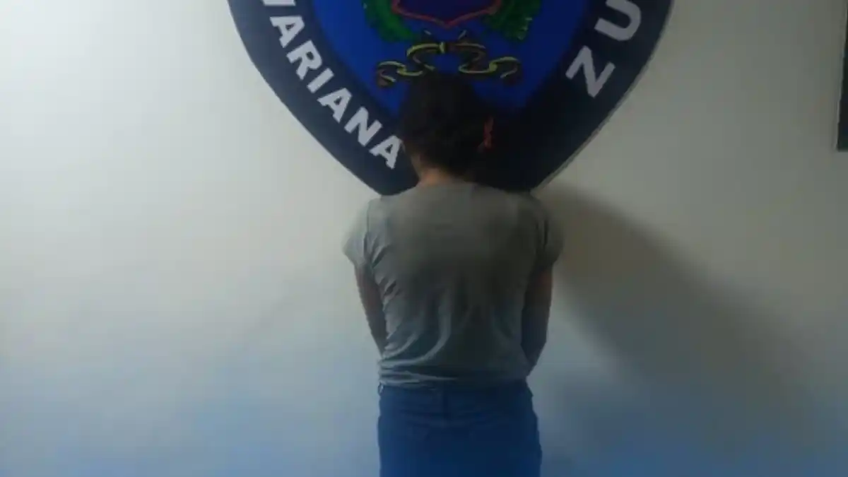 Detienen a MADRE DESALMADA por encadenar a su hijo de cinco años