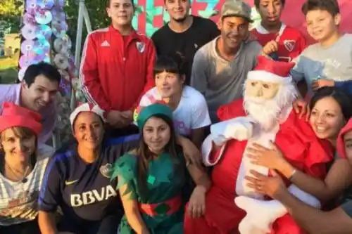 Diputado de Cambiemos se disfrazó de Papá Noel y repartió juguetes en territorio K