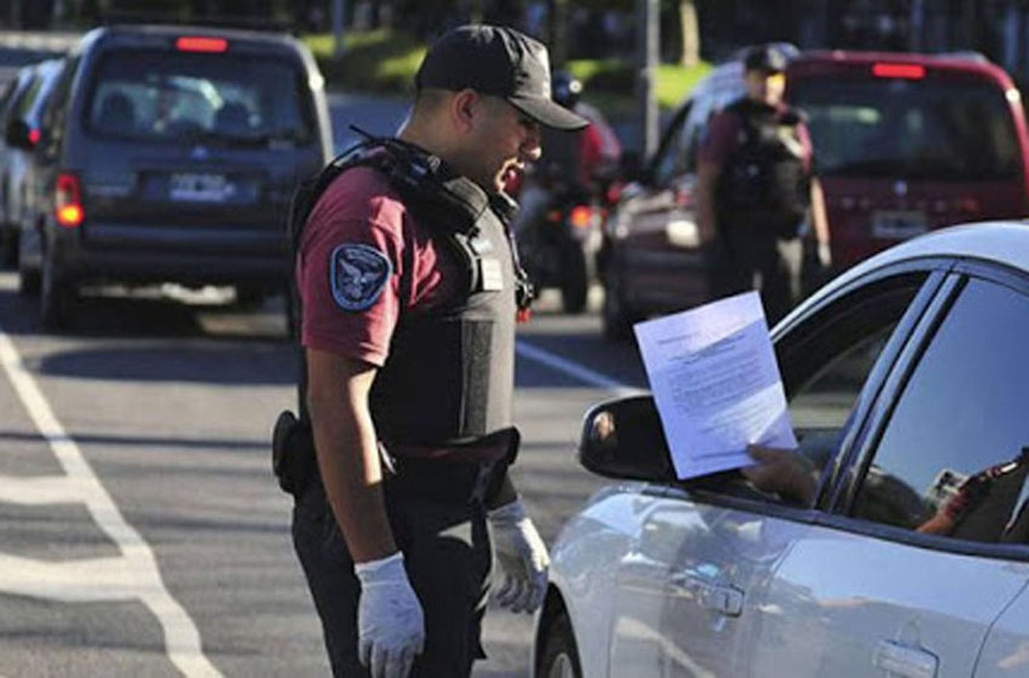 Insólito: un concejal santafesino del Frente de Todos repartía permisos truchos para circular en cuarentena