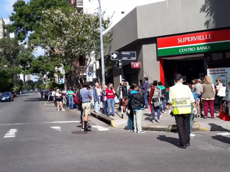 Analizan abrir sucursales para pagar a los jubilados sin tarjeta