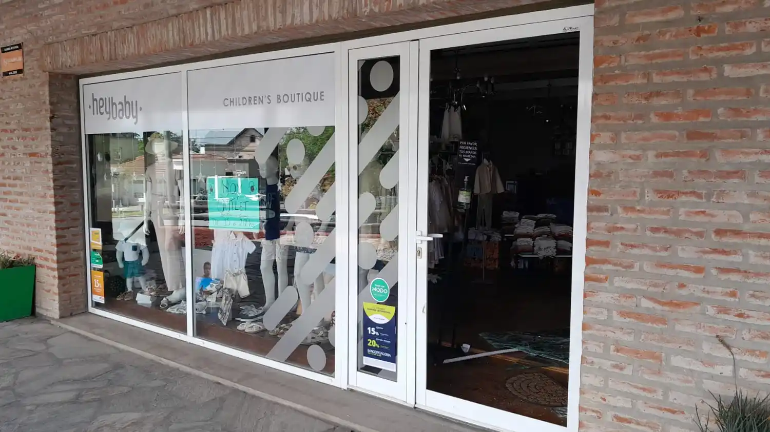 Rompieron un vidrio y robaron en un local de avenida Brasil.