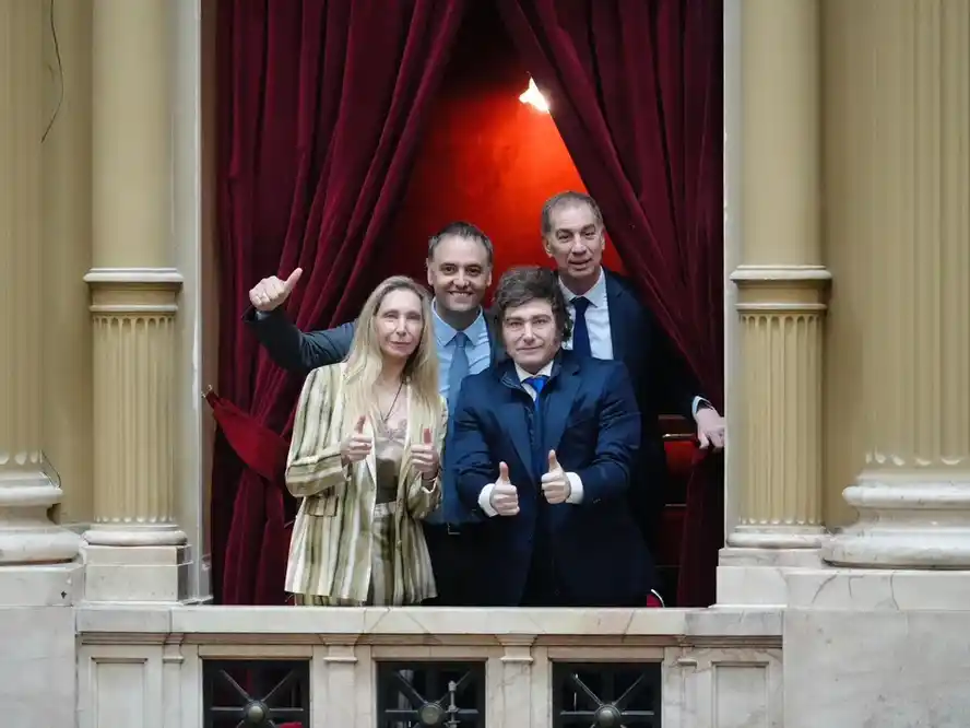 Javier Milei y su equipo de Gobierno: Karina Milei, Manuel Adorni y Diego Santilli.