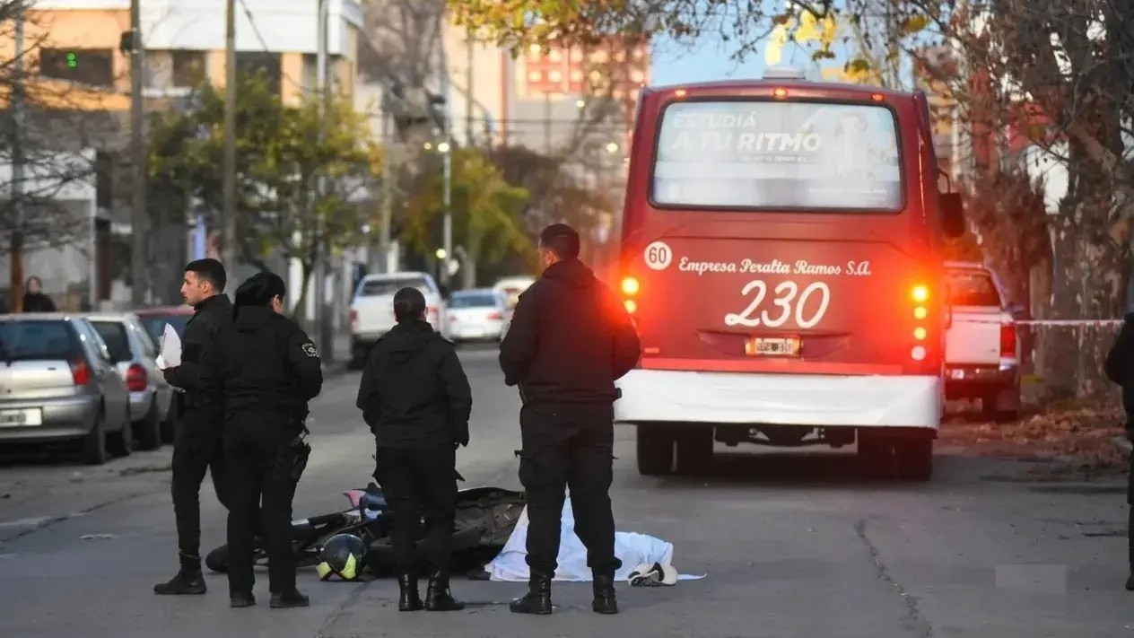 Murió un motociclista de 23 años en un choque con un colectivo: "Por el momento veo poca responsabilidad del conductor"