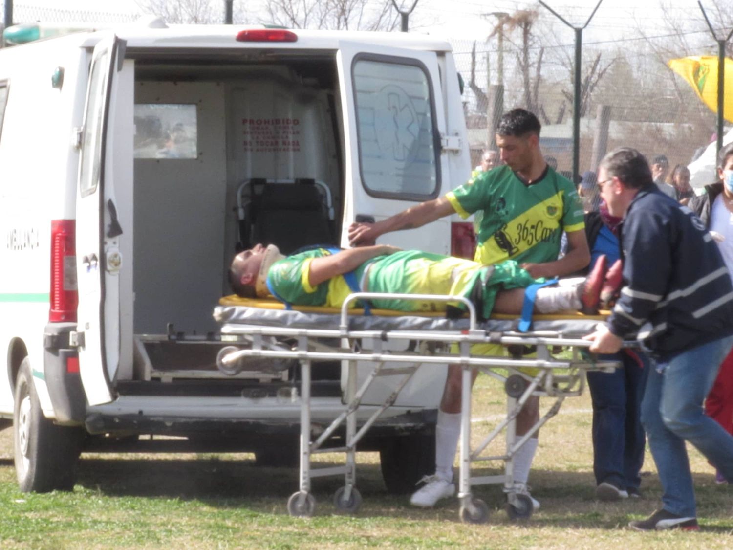 El momento más dificil de la tarde fue cuando el arquero Lenzi le erró a la pelota y le pegó con el puño a Lucas Etchevert. El jugador fue trasladado en ambulancia  al Hospital ya que presentaba un hematoma pero no dejo de ser un susto. Para nuestra óptica fue un claro penal que el árbitro W. Silguero no sancionó.
