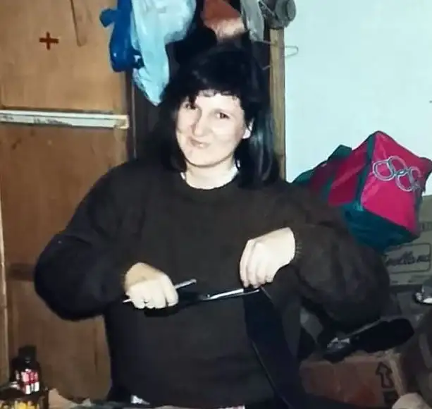 Nora con su gran pasión, artesanía en cuero-