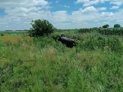 Vuelco vehicular en Ruta 12: Bomberos Voluntarios de Crespo intervinieron en la emergencia