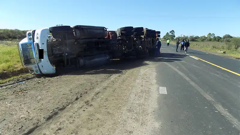 Por un desperfecto en un neumático perdido el control del rodado y volcó