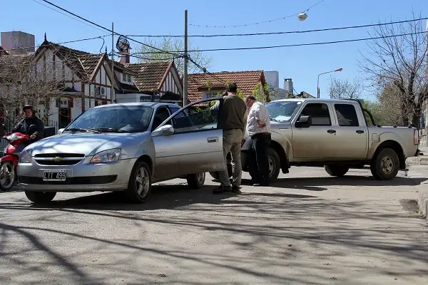 Un auto y una camioneta chocaron en Neyra y Rivadavia