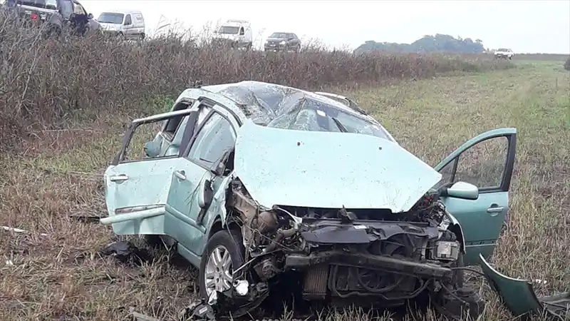 Una pareja despistó y volcó su auto: fueron hospitalizados de urgencia