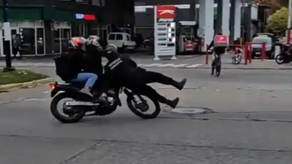 Montenegro felicitó al agente de tránsito atropellado por un motociclista que quiso evadir un control en Mar del Plata