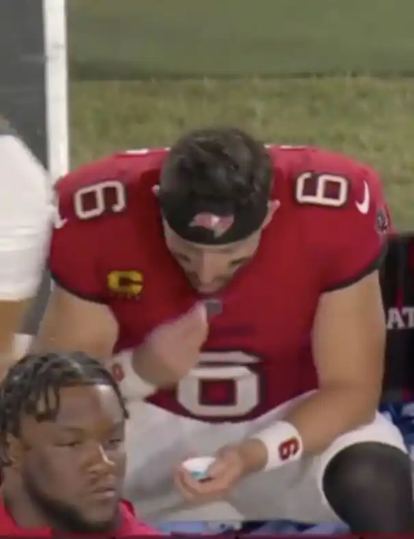 Polémica porque Biker Mayfield fue visto con una bolsa de nicotina