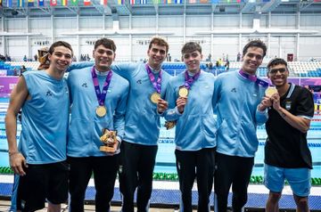 Oro y plata para las postas argentinas con presencia marplatense en el cierre de la natación