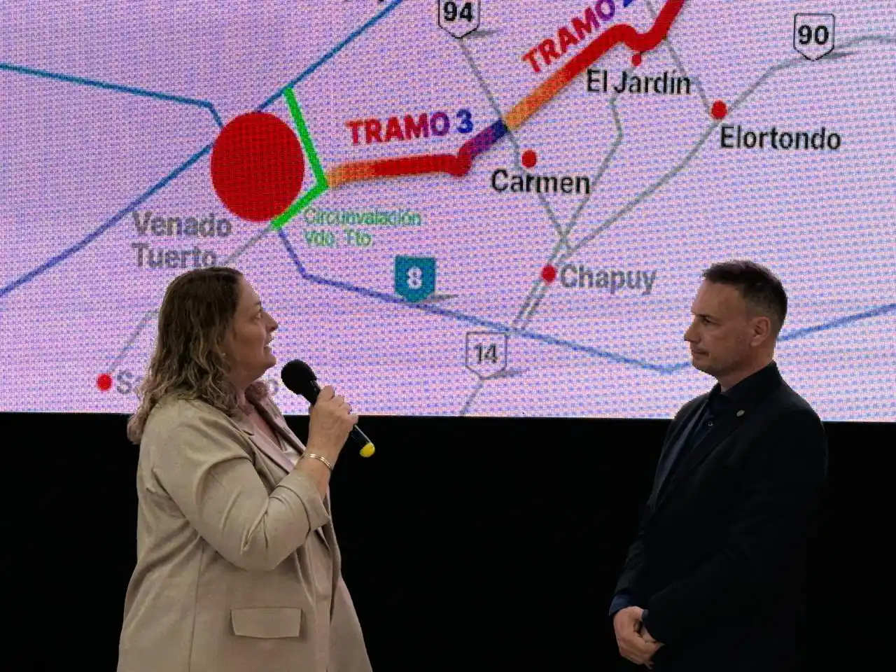 Enrico acompañado de la ministra de Salud Silvia Ciancio durante el acto de apertura de sobres.