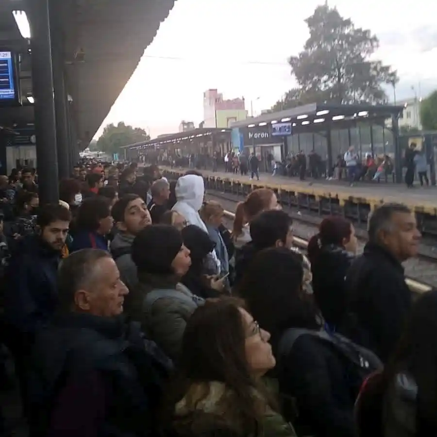 Desorden total en el Tren Sarmiento: tercer día consecutivo con demoras y cancelaciones por una medida gremial
