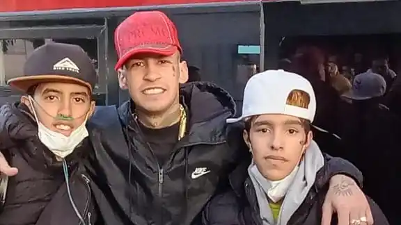 El gesto de L-Gante en Ramallo: conoció a dos jóvenes de San Nicolás con fibrosis quística y prometió ayudarlos