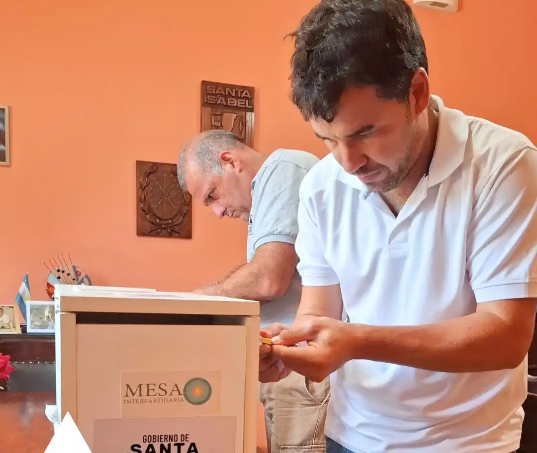 El presidente comunal Pablo Giorgis (derecha) en el momento de la apertura de buzones.