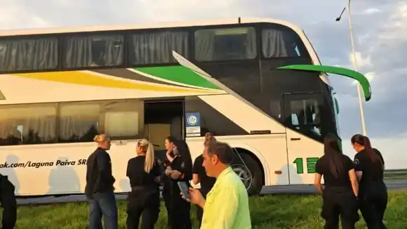 Colectivo con policías recibió un impacto de bala en plena autopista