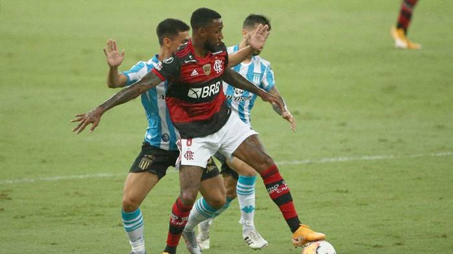 Racing dio el golpe en el Maracaná, eliminó al Flamengo por penales y avanzó