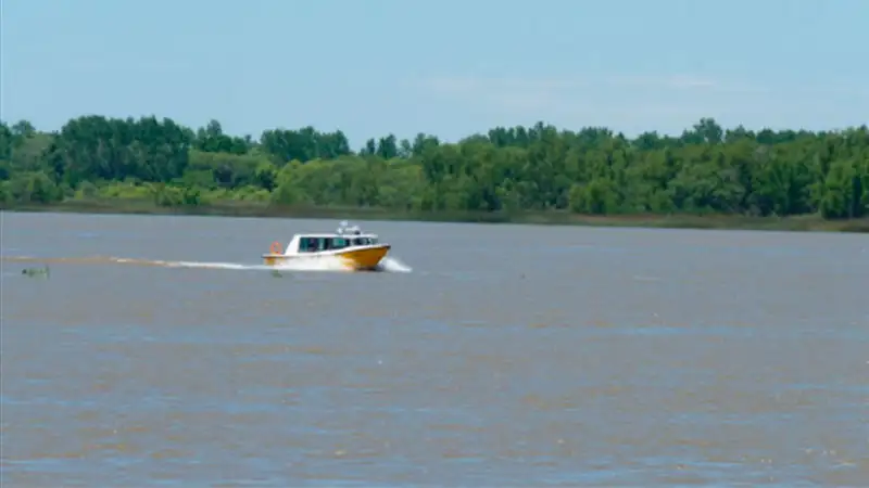Buscan a una persona que desapareció en las aguas del río Paraná Guazú