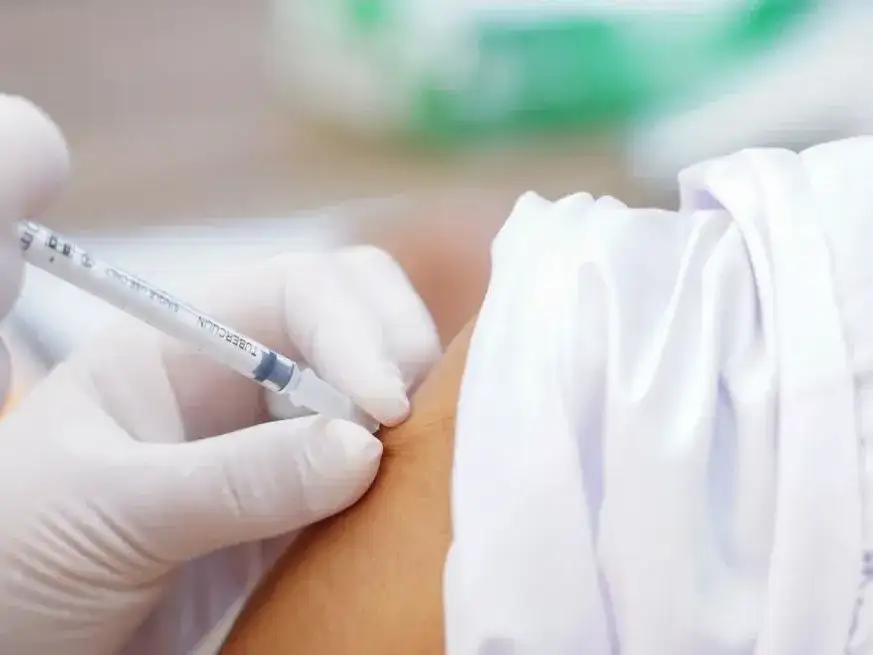 La vacuna triple viral protege contra sarampión, rubéola y paperas.