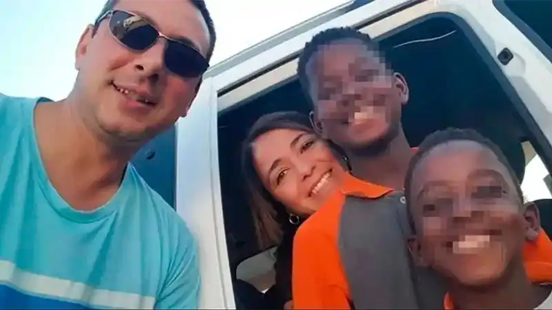 Detuvieron a la pareja que abandonó a los mellizos africanos que había adoptado