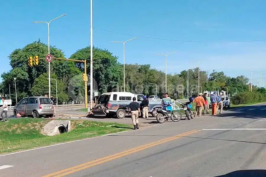 Fuerte accidente en el sur de la ciudad entre una camioneta y un auto: dos personas fueron llevadas al Hospital