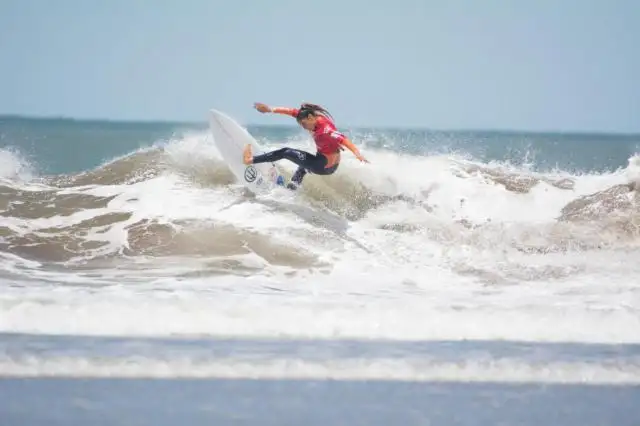 La hija del bajista de los Cadillacs, la nueva joya del surf argentino