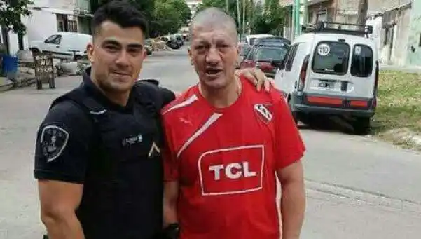 Muy desmejorado, Pity Álvarez mostró su pasión por el Rojo