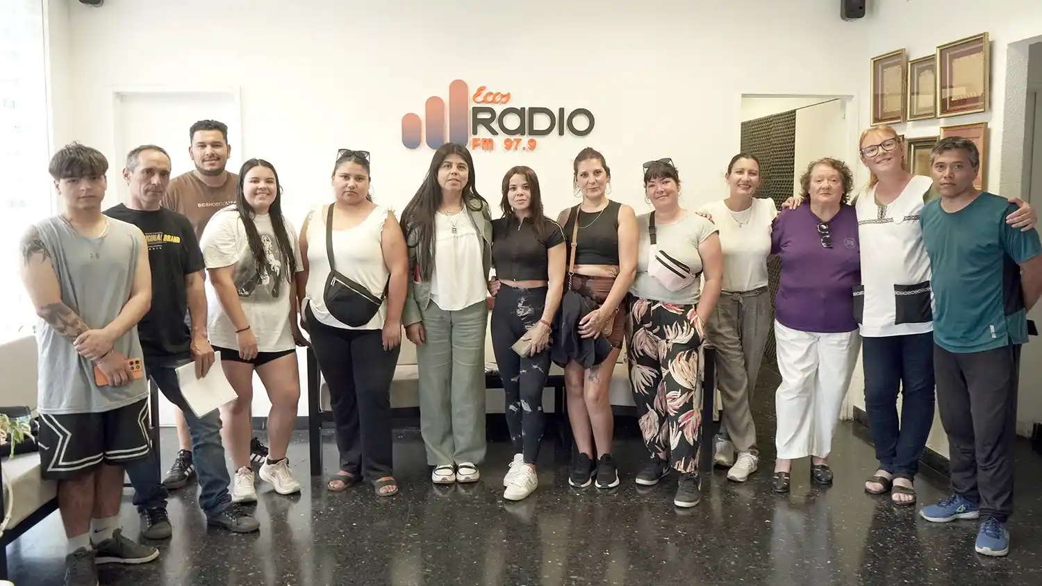 De visita. Estudiantes del plan Fines del CENS 451 en Ecos Diarios