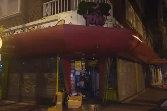 Detienen a un joven luego de romper la vidriera y robar en una juguetería céntrica