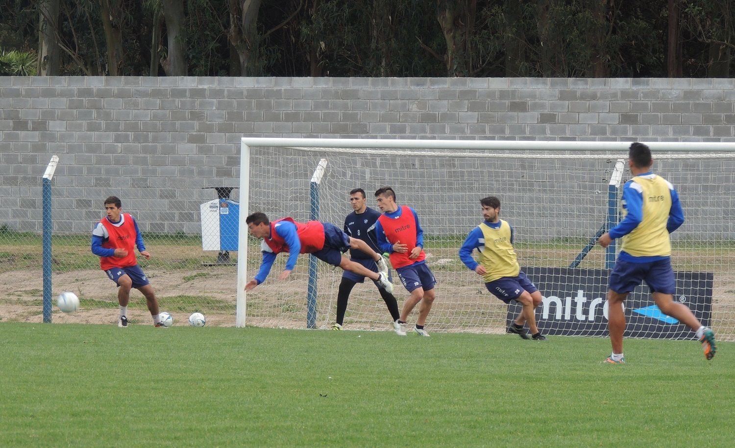 Alvarado probó un equipo a poco del debut