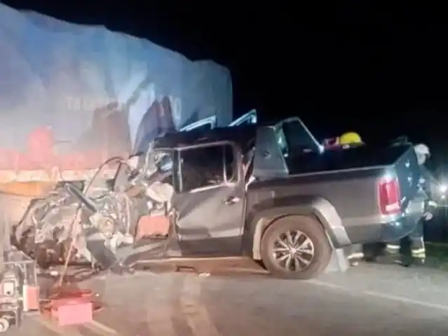 Brutal accidente: Dos mujeres murieron tras chocar con un camión cargado de soja