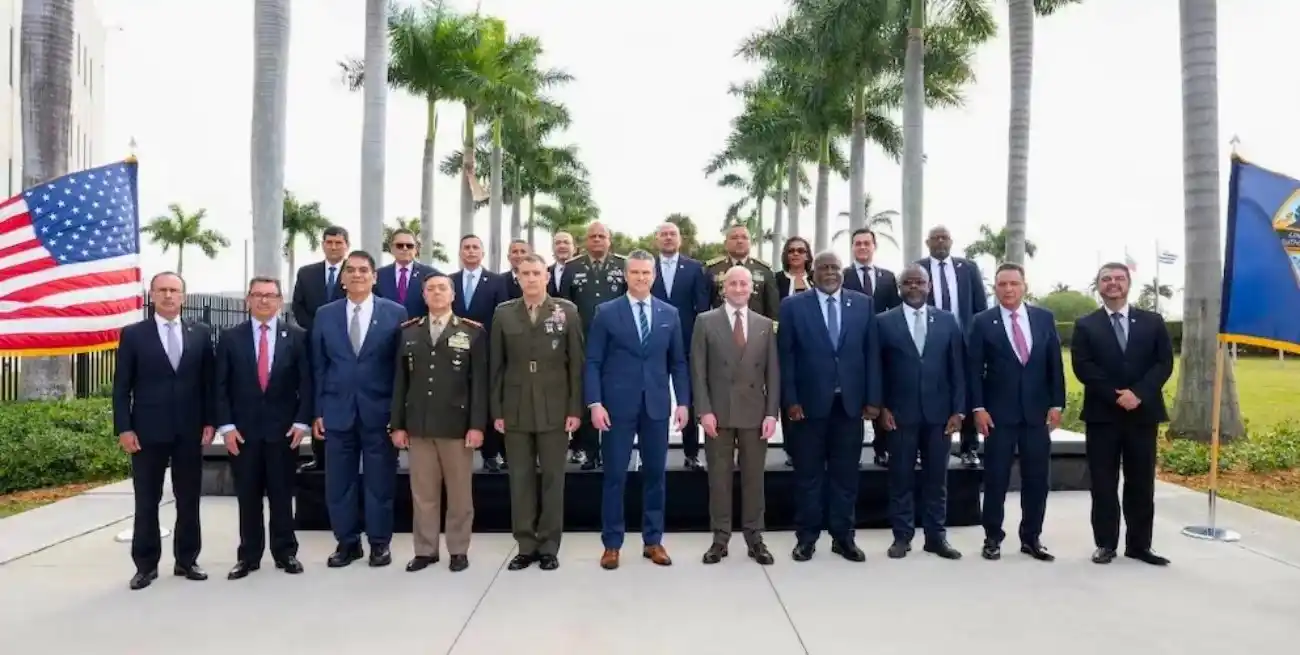 El ministro Presti (cuarto en la fila de abajo de izquierda a derecha), en la foto de familia de la cumbre militar continental organizada por EE.UU. en Miami. Foto: Ministerio de Defensa.