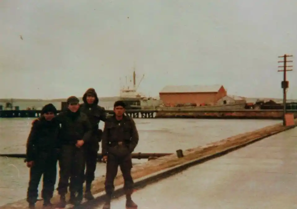 Puerto Argentino. Soldados argentinos en la capital de Malvinas