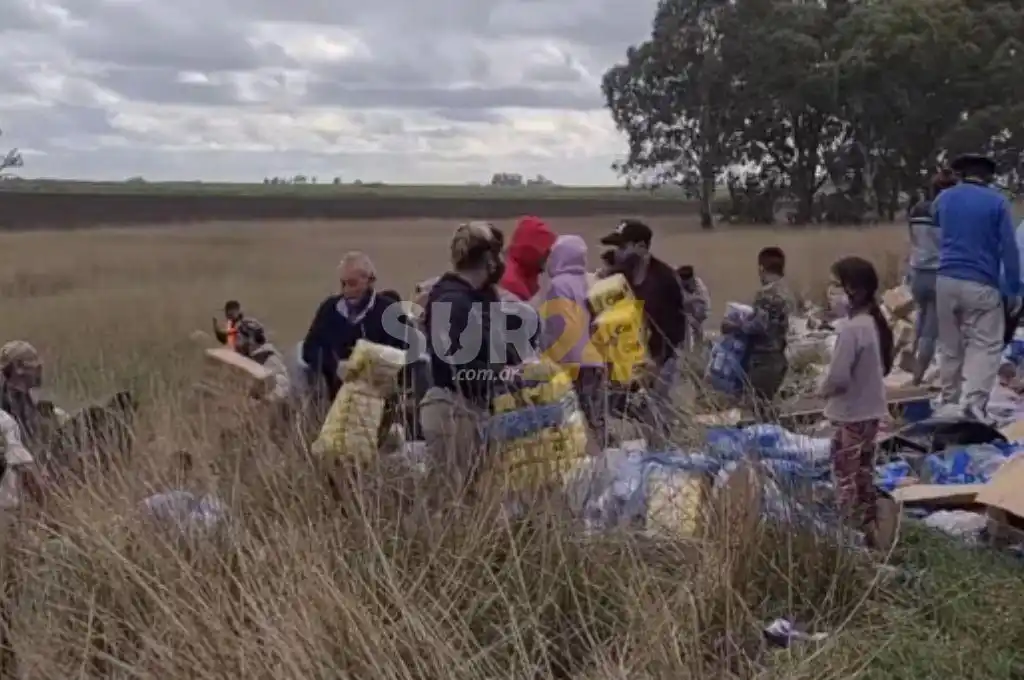 Un camión con alimentos volcó y lo saquearon