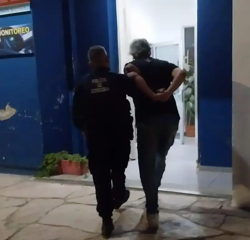 El hombre tiene 45 años y estaba acompañado de una joven de 21.