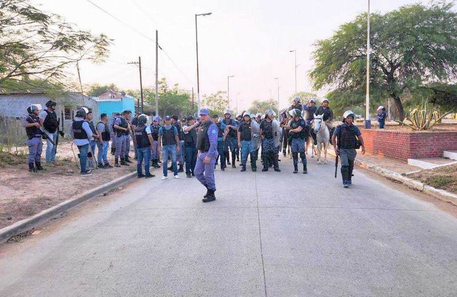 Ingeniero Juárez: lesionaron a 
dos efectivos y dañaron un móvil