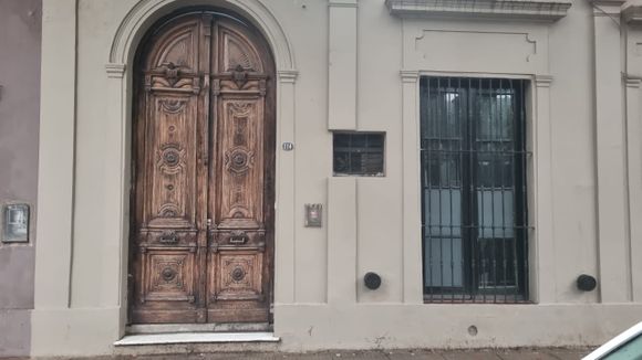 Ariel Rey abre una sede de una fundación y repartió alimentos a las familias afectadas por el temporal