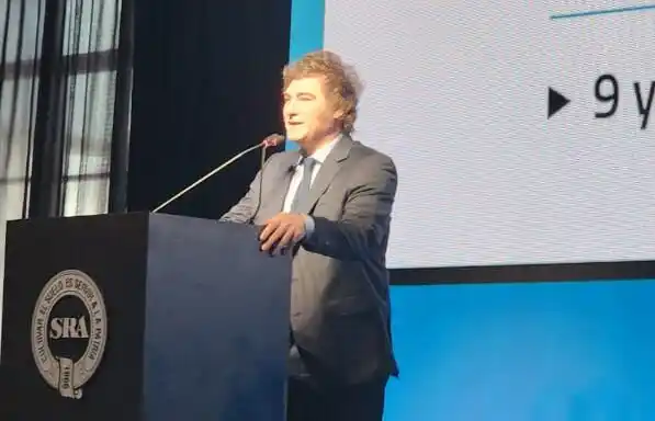 Javier Milei visitó La Rural y prometió bajar las retenciones al campo en 2025