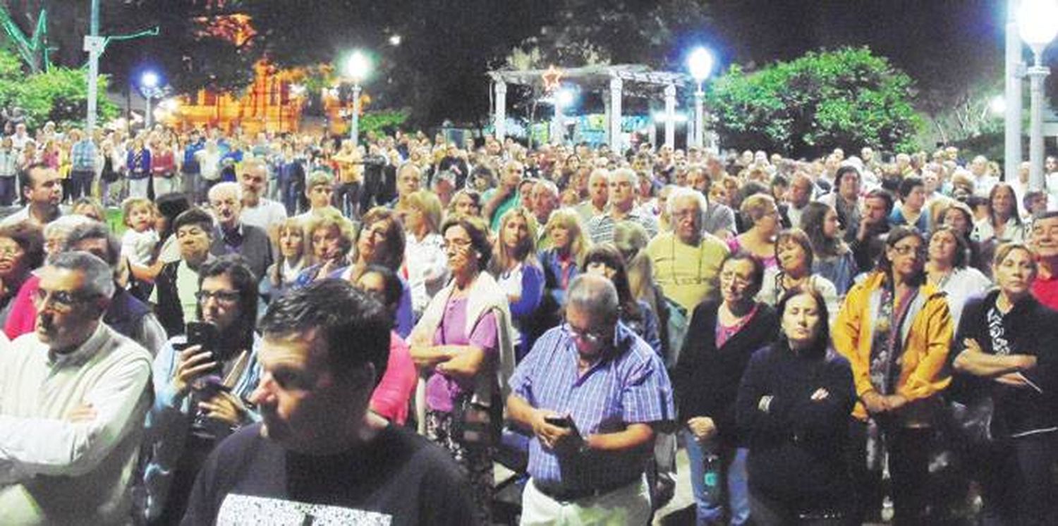 Multitudinaria asamblea  vecinal �Scontra el impuestazo⬝ en Plaza Urquiza