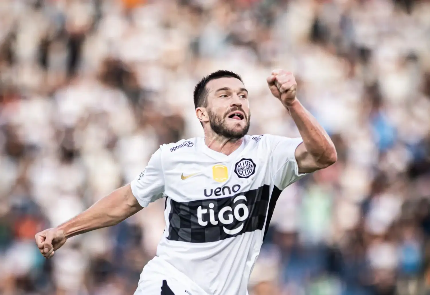 Tim Payne, con el número 4, debutó en Olimpia con un gol (AP Photo/Jorge Saenz)