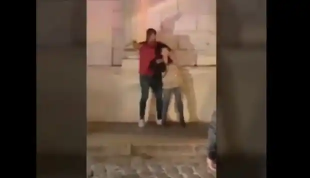 Conmoción mundial por el hombre que frente a policías mató a puñaladas a embarazada