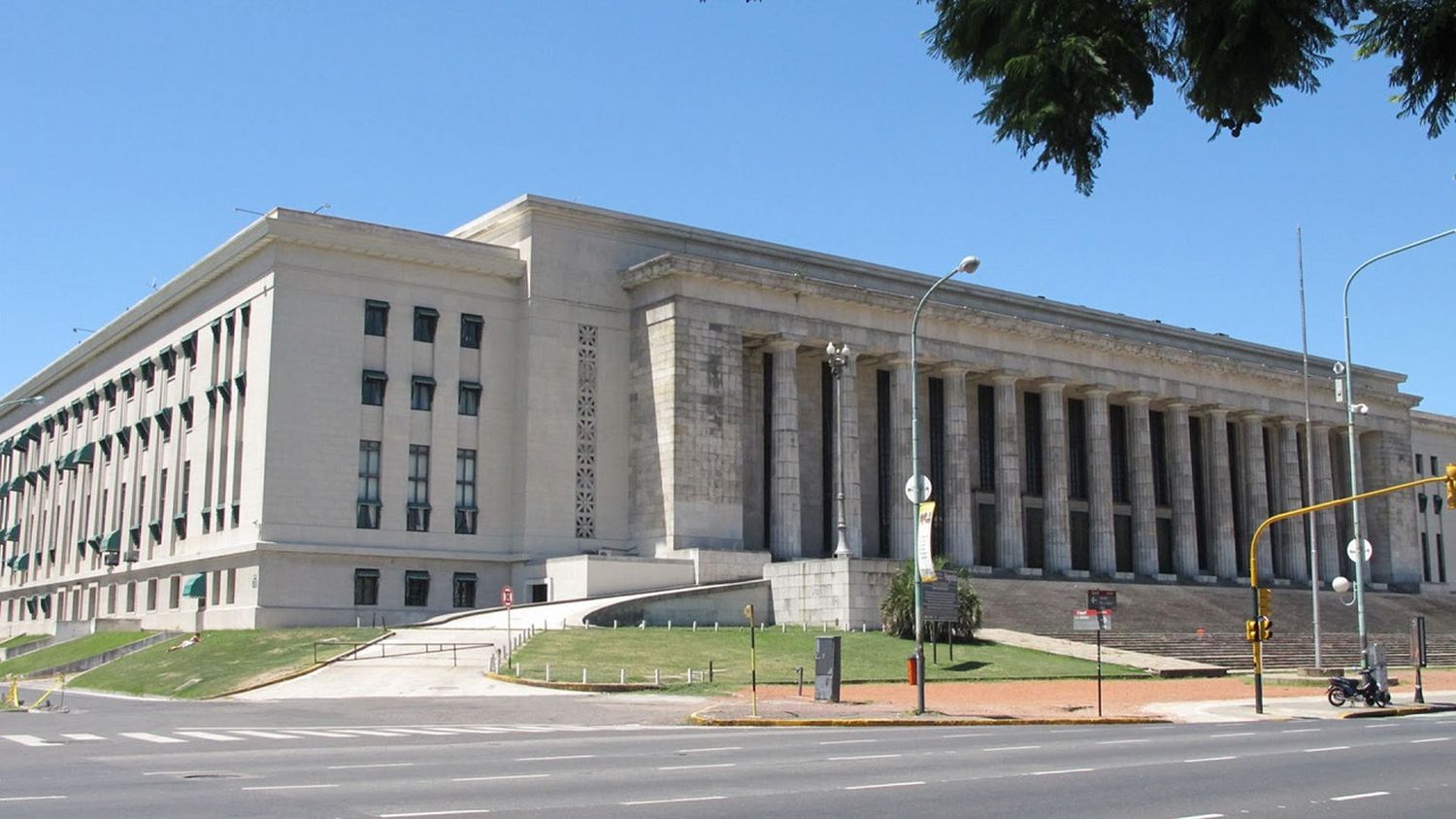 Después de la UBA, se encuentran las argentinas Pontificia Universidad Católica Argentina (514); Universidad Austral (520).