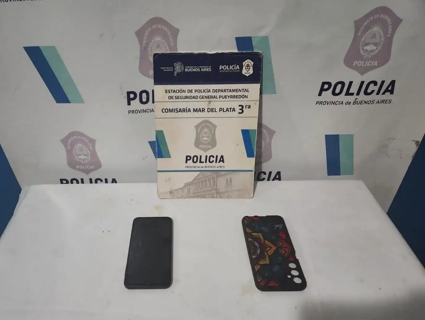 El ladrón quiso quedarse con un celular de un pasajero anterior