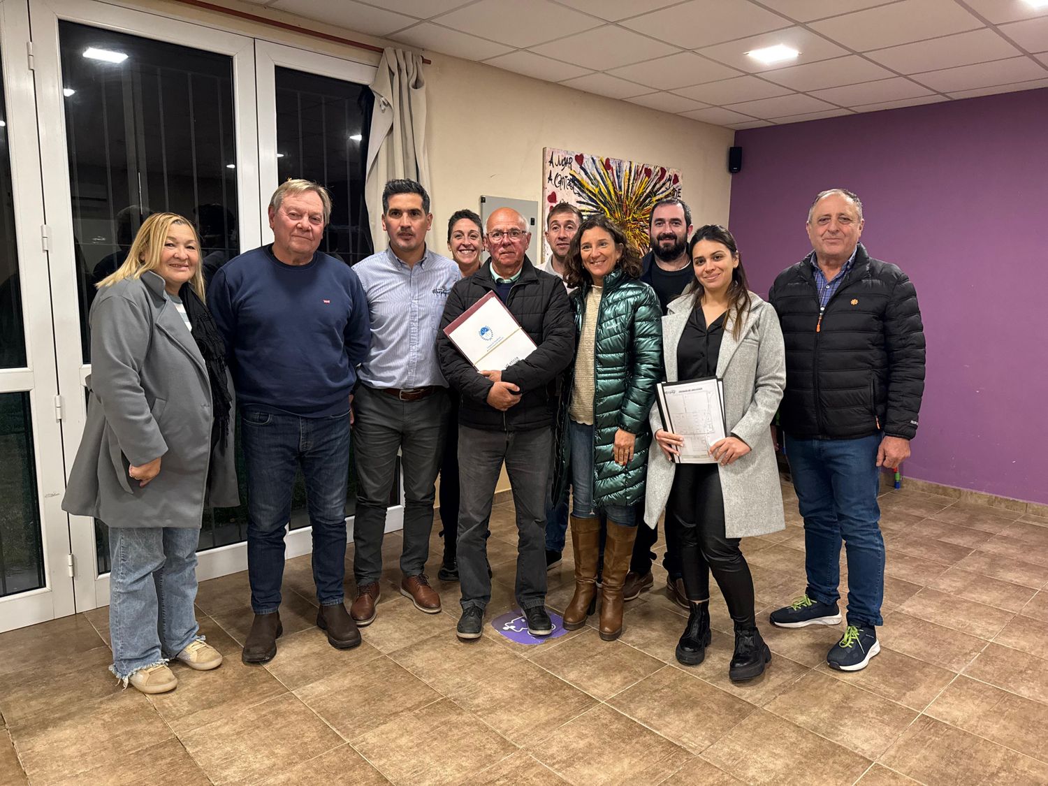 La senadora junto a las autoridades locales.
