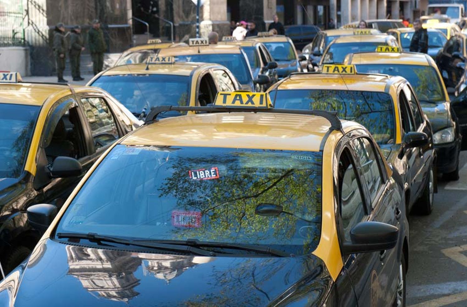 Taxistas exigen aumento de tarifas y mayor plazo para el recambio de sus vehículos