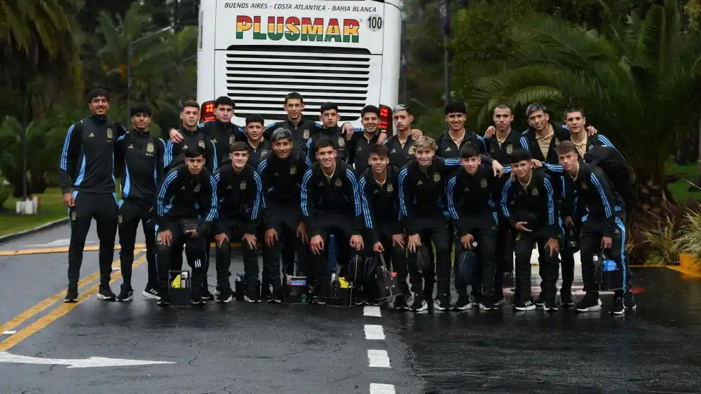 FOTO AFA Nosei, en tercer lugar de la fila superior junto al resto del plantel.